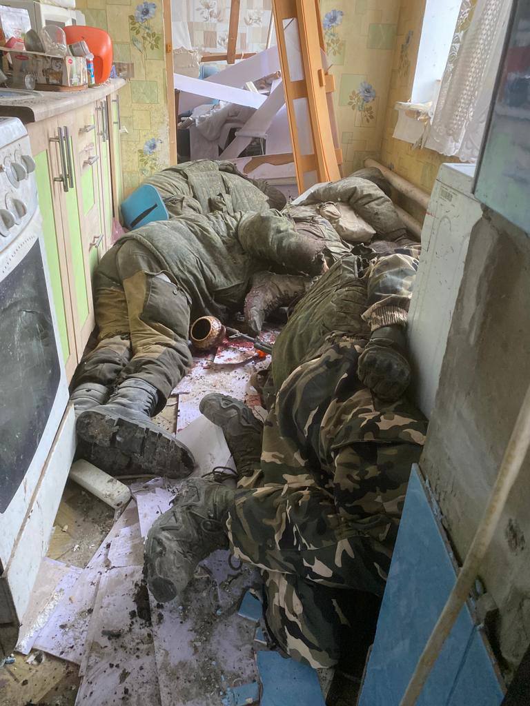 Rusos muertos dentro de una casa.jpg
